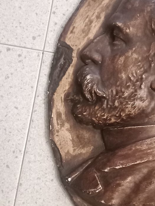 Busto de parede assinado - material gesso