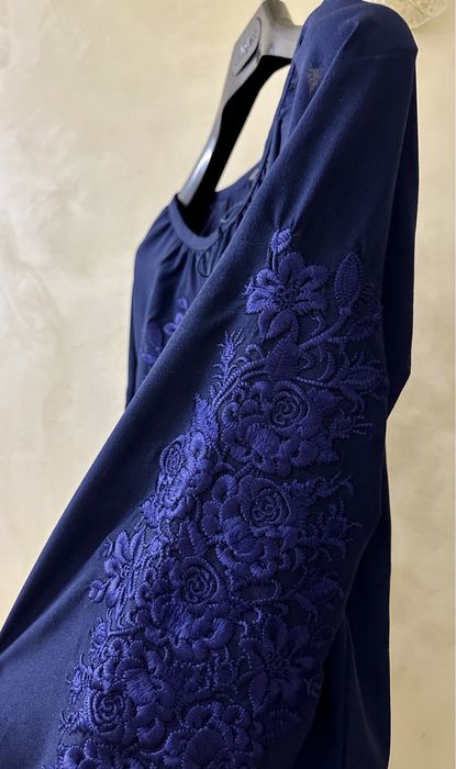 Блуза вишиванка синя з вишитими квітами блузка вышиванка синяя в цветы