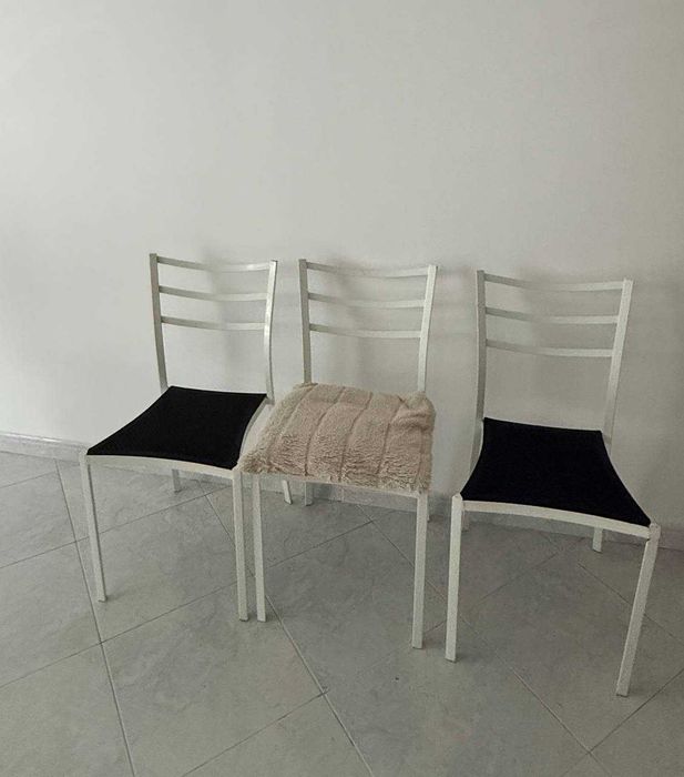 3 cadeiras — 18 € as três