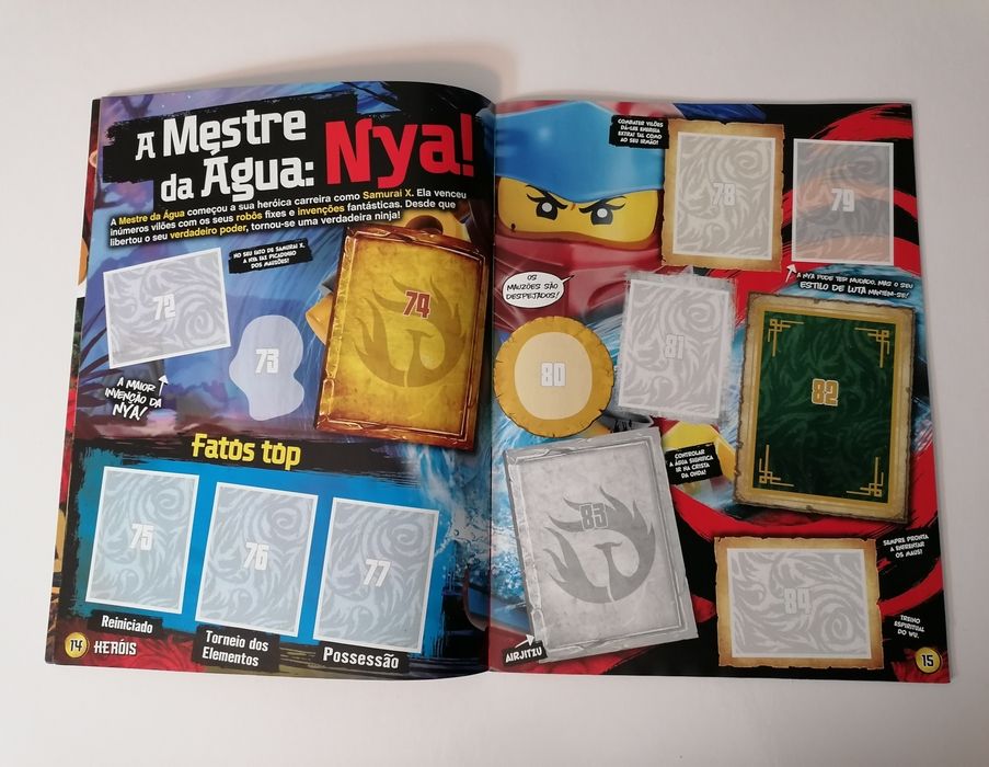 Caderneta de cromos Lego Ninjago.