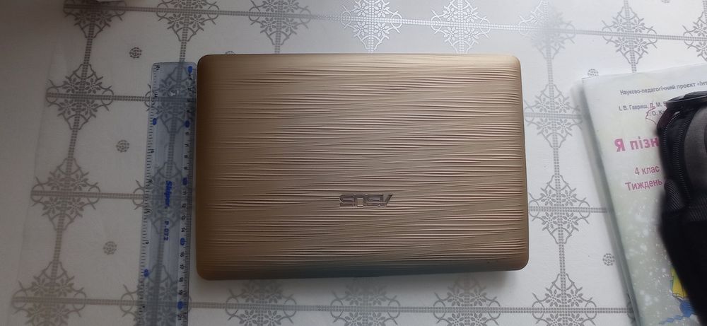 Нетбук Asus з чохлом