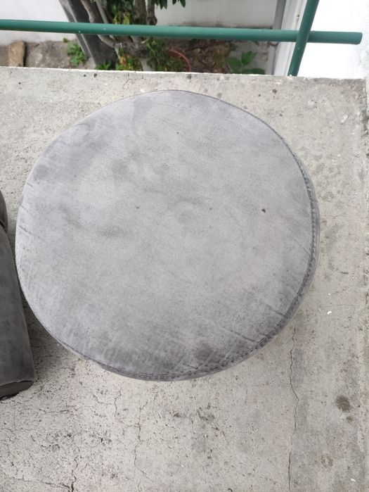 Puff cinzento preto cor de rosa.