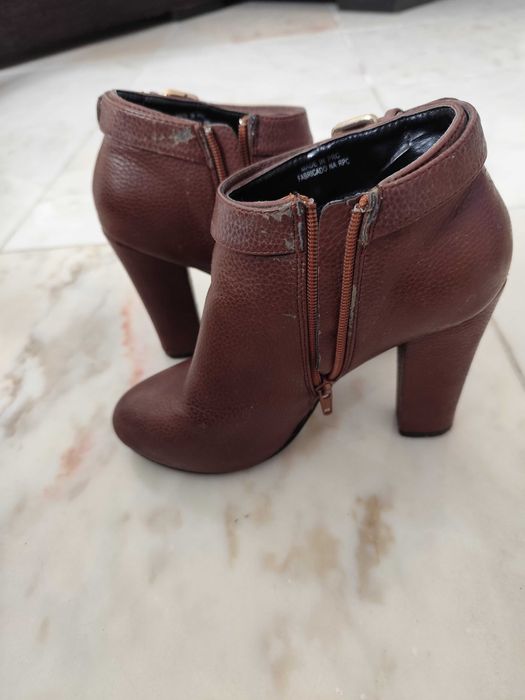Botins castanhos de salto