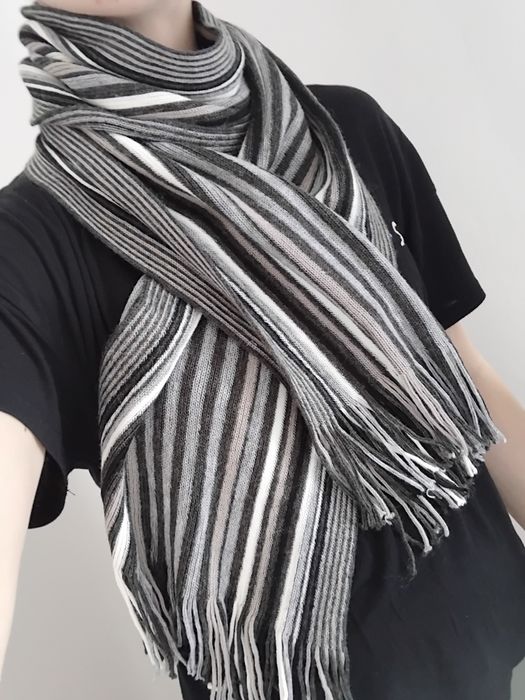 Szalik Szal zimowy wełniany szary czarny biały paski frędzlami meski