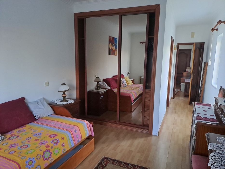 Quarto 30m2 Parede e Carcavelos, com casa de banho privativa