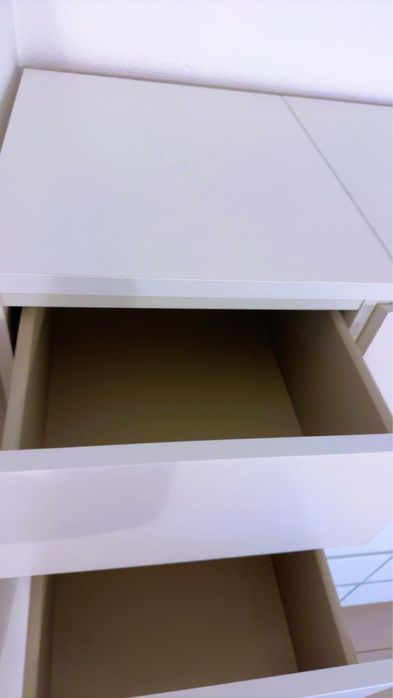 Mesa de cabeceira em perfeito estado, usada durante 8 meses.  1 mesa de cabeceira— 30 € 2 mesa de cabeceira— 50 € (Preço negociável)