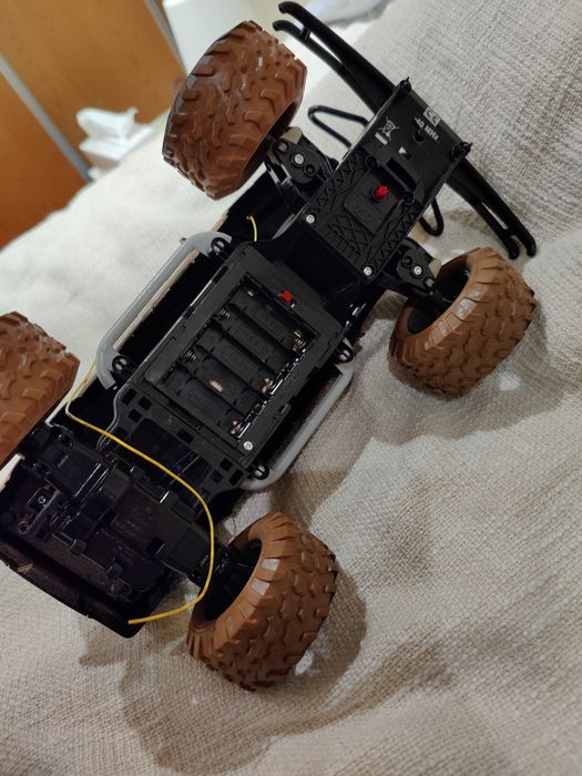 Jipe telecomandado Ford 4 x 4 é 150 mud slinger