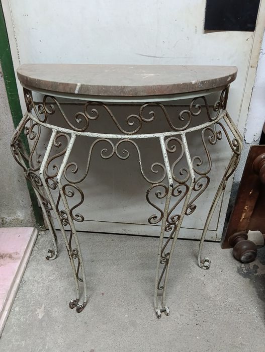 Mesa de apoio ou consola em formato de meia-lua