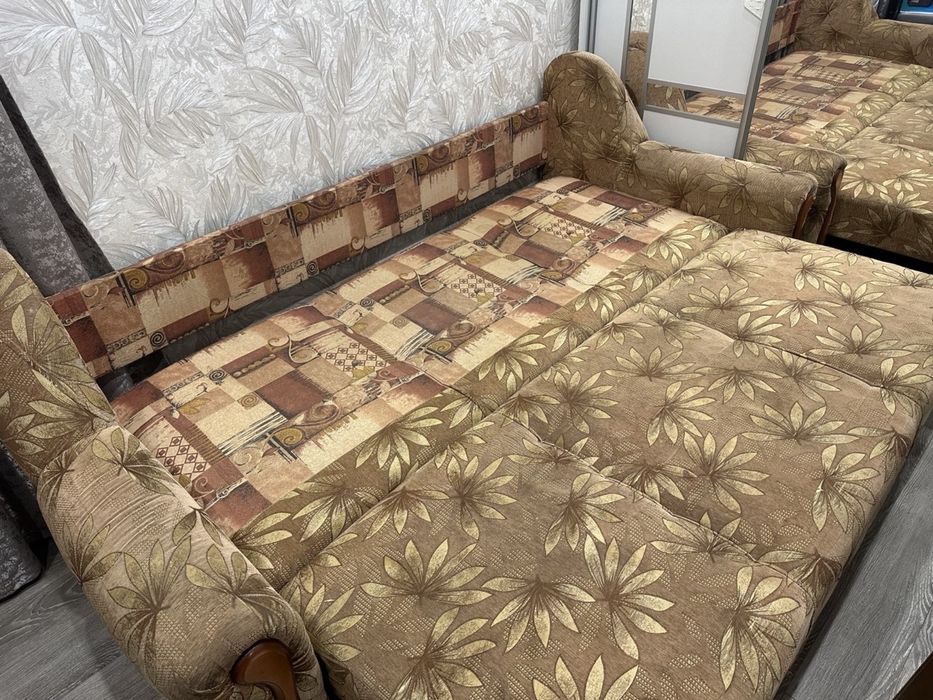 Диван в гарному стані