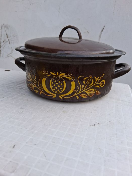 Garnek emaliowany ciężki w stylu vintage