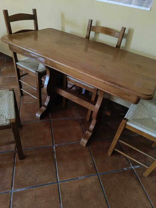 Mesa e cadeiras cozinha em pinho