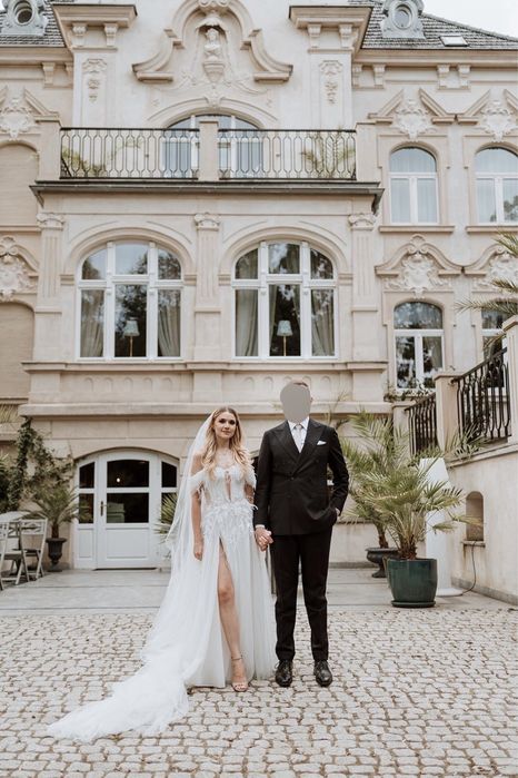 Suknia ślubna z piórkami, gorsetowa, z opadającymi rękawkami