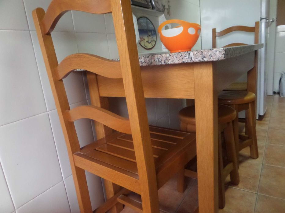 Mesa Cozinha Madeira Carvalho e Tampo de Granito, Cadeiras e Bancos