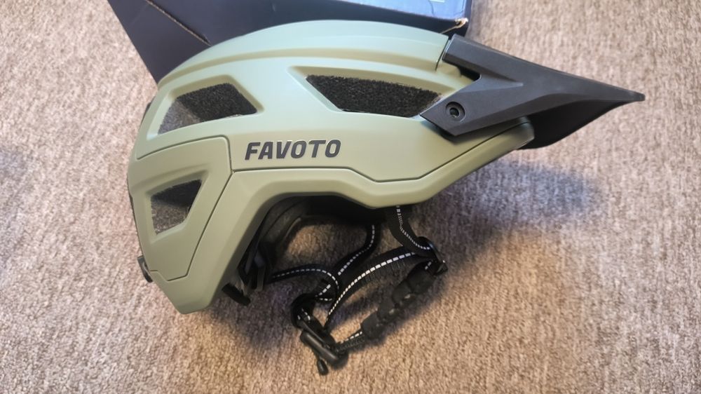 Велошолом розмір L новий ні разу не використовувався.