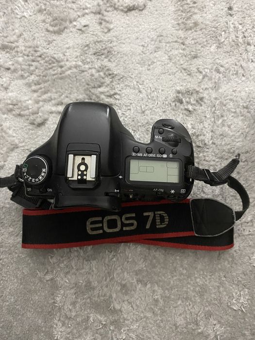 Máq. Canon 7D + Grip BG-E7 + Cartao 32 GB + carregador + alça
