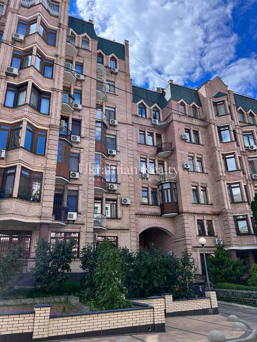 Продаж паркомісця в закритому паркінгу по вул. Кудрявська, 13–19