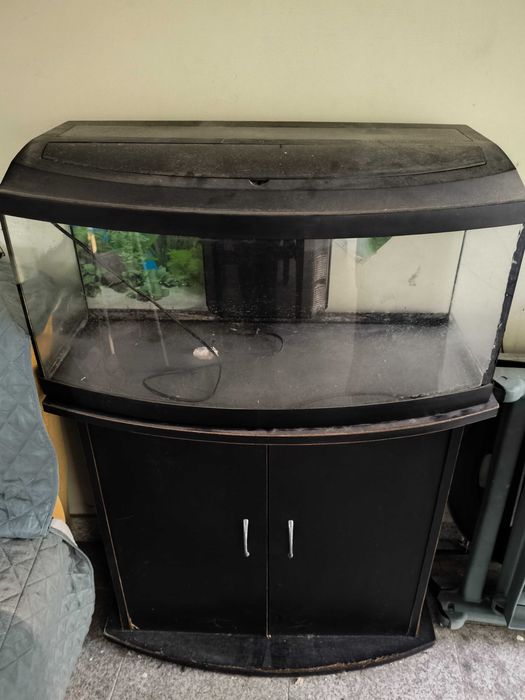 Aquário grande com móvel