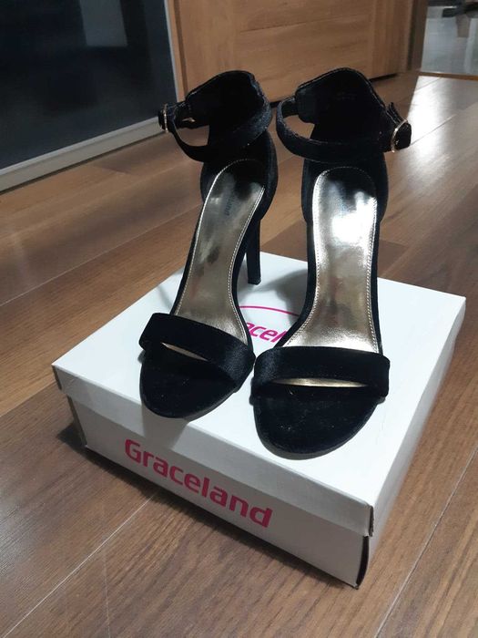czarne, welurowe buty na obcasie Graceland