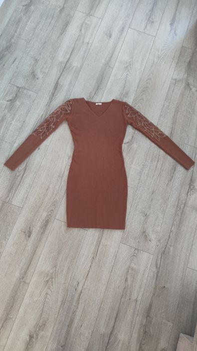 brązowa sukienka z ozdobnymi rękawami XS 34 TU