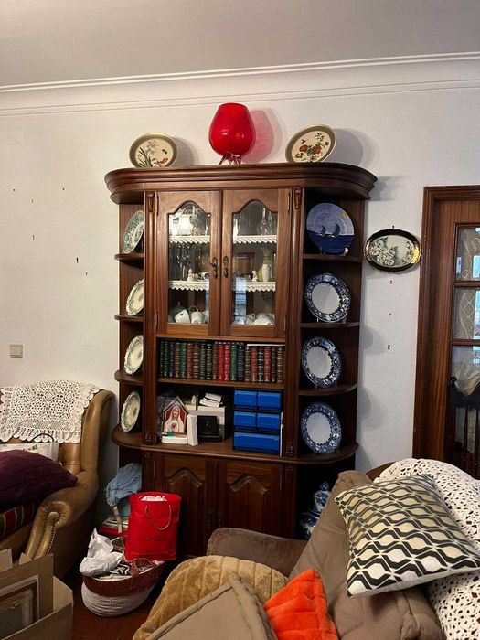 Armário Vintage de Madeira de Alta Qualidade - Excelente Estado!