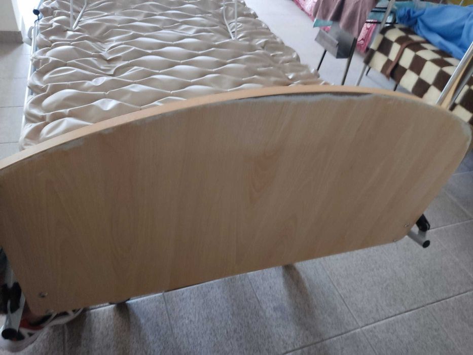 Cama elétrica, articulada e com colchão anti-escaras