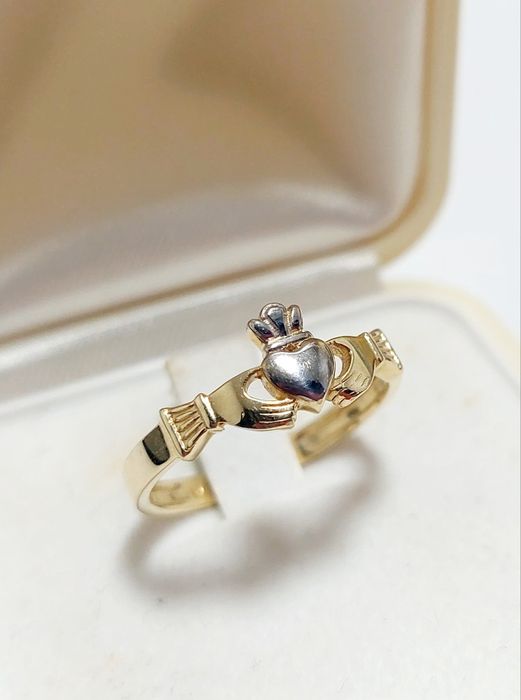 Pierścionek celtyckim symbolem claddagh 16r