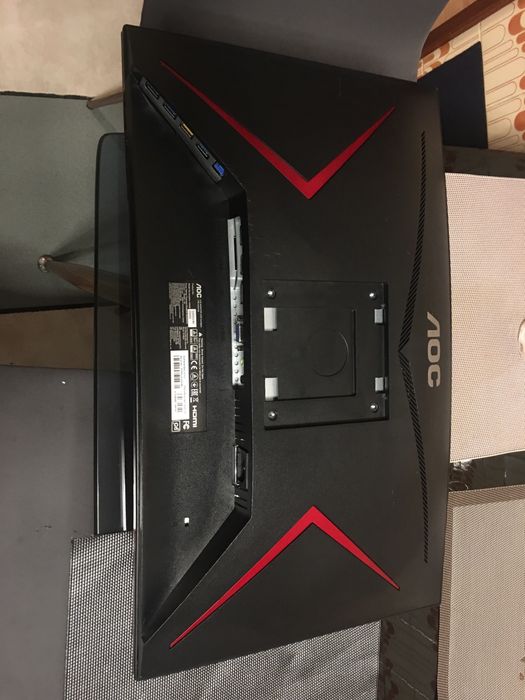 Monitor Curvo AOC 24’ 144Hz (Ecrã Partido)