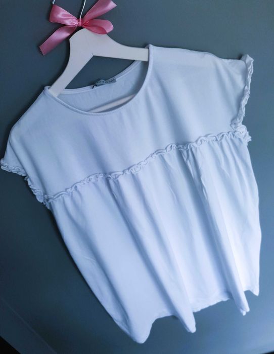 Biała bawełniana sukienka tunika z falbankami