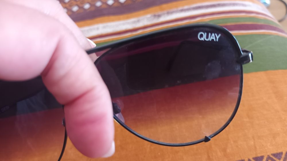 Óculos de sol marca QUAY AUSTRALIA com lentes com cor desbotada na bas
