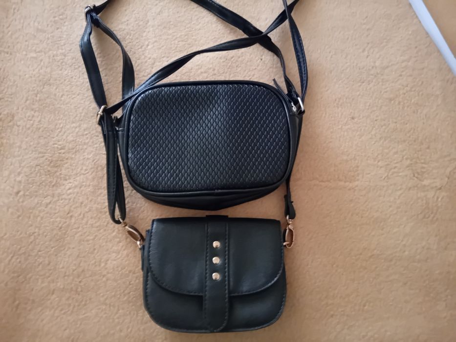 Dois bolsos pretos