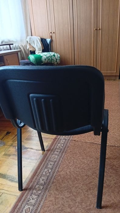 Стільці для учнів і одномістна парта