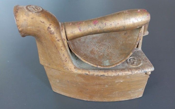 Ferro de engomar antigo 

Entrego no Barreiro