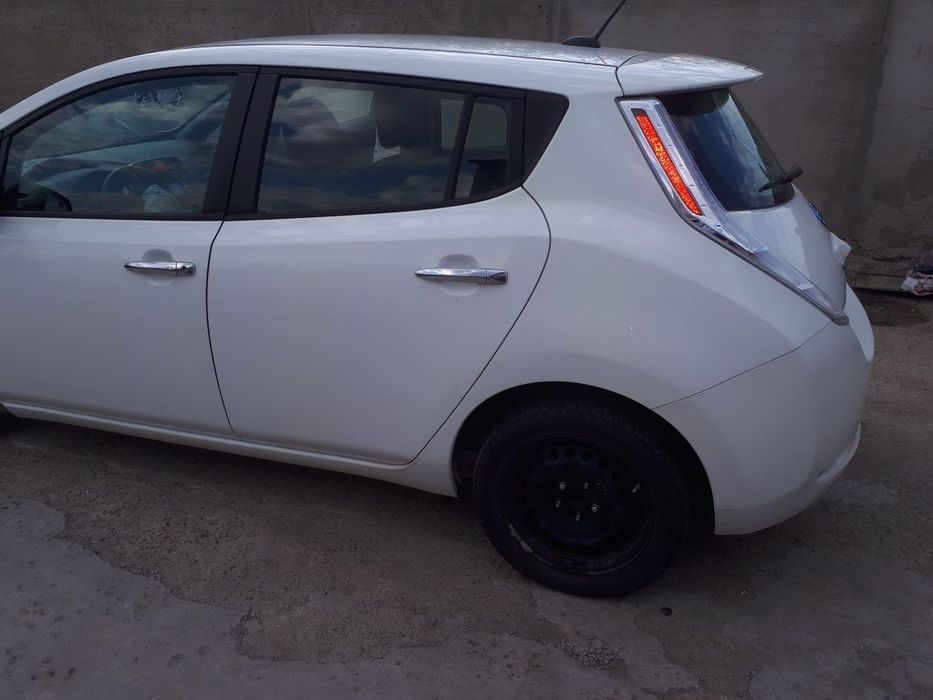 Продам капот НИССАН Лиф Nissan leaf запчасти 11-17гв