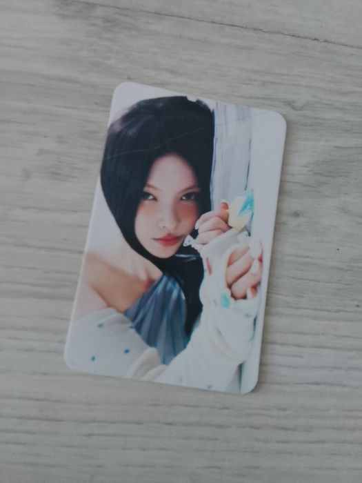 Photocard da Yunah do ILLIT era de not cute anymore