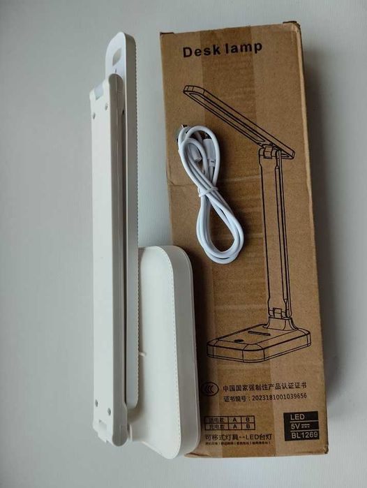 Лампа яркая. Настільна LED лампа із USB сенсорна, регульована.