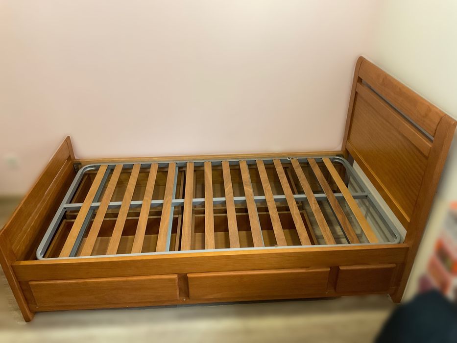 Cama + mesa de cabeceira