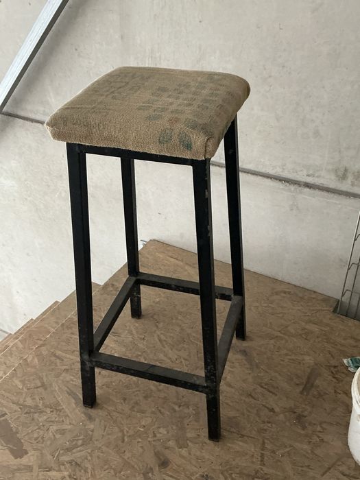 4 Banquetas Altas Industriais – Pés em Ferro Preto e Estofado em Juta