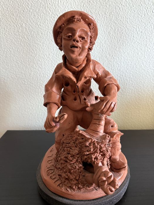 Figura em barro “Tosquiador” assinada por A. Carvalho - peça artesanal
