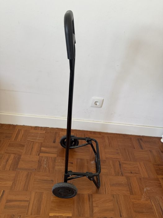 Carrinhos preto e cinza