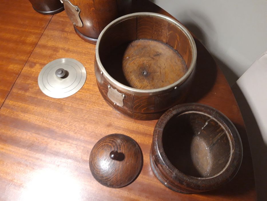 Antigo conjunto de recipientes britânicos de madeira com inscrições