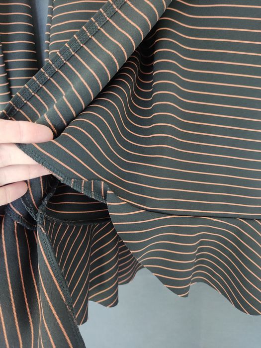 Sukienka z falbaną elastyczna