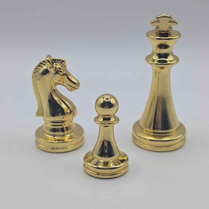 Елітні подарункові шахи — металеві фігури + дерев’яна дошка 30×30 см