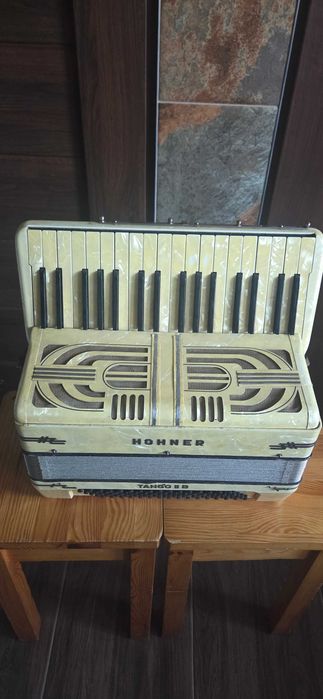 Hohner 80 basowy 3/5 chóry głośny i super grający.