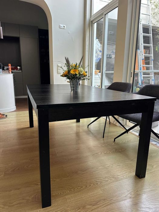 Mesa extensível IKEA – Preto-castanho