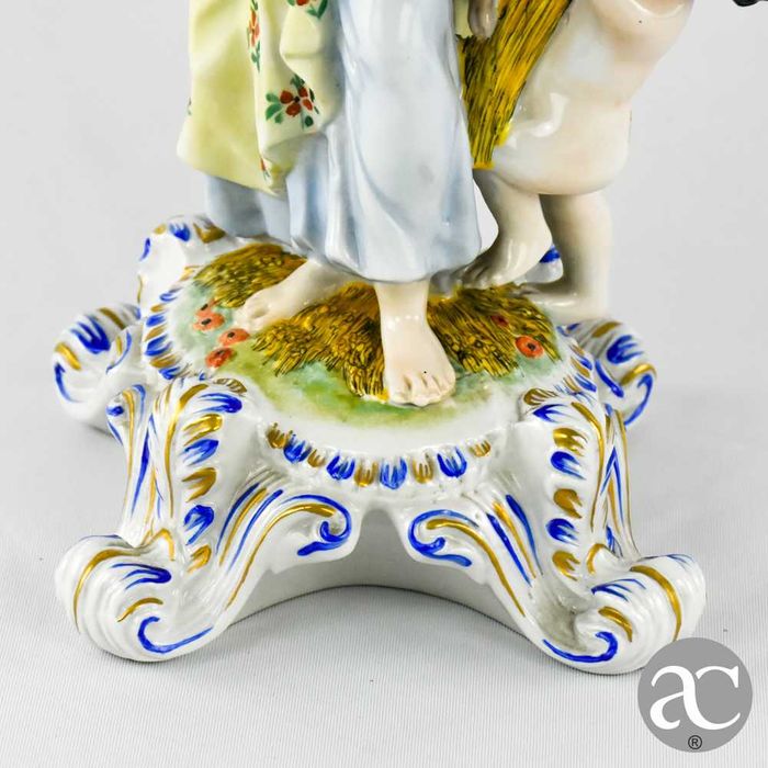 Figura Feminina, representando o Verão, porcelana Espanhola JG