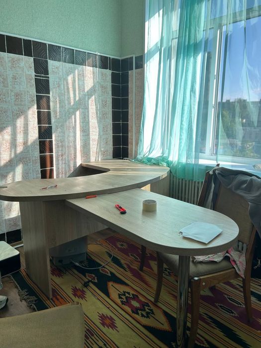 Офисный стол в кабинет