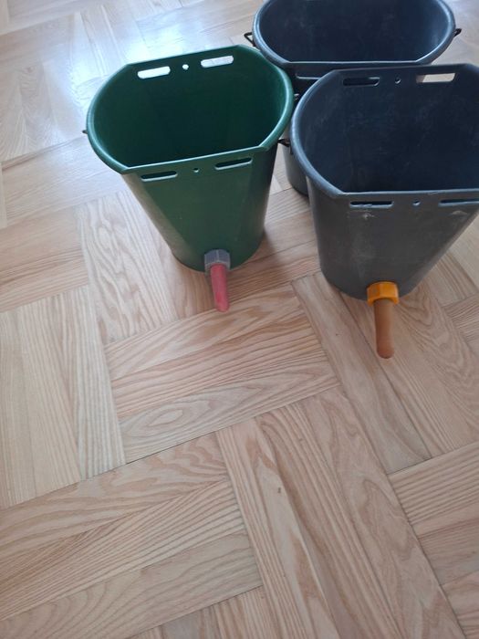 Sprzedam wiaderka poidła plus jarzmo i łańcuch