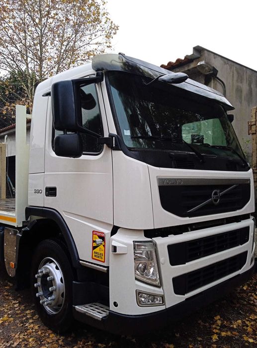 Volvo FM 330 Camião porta máquinas com rampas
