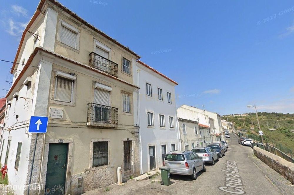 Apartamento T1 com jardim em Alcântara, em edifício em reconstrução.