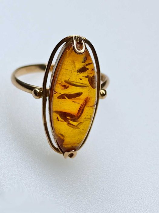 Кольцо из золота 583 пробы, с камнем янтарем, р. 17-17.5, 2,87 г, СССР